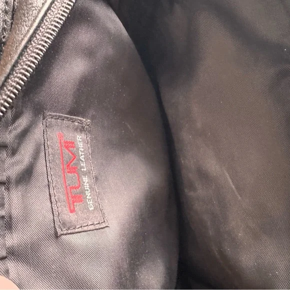 RARE! TUMI black Napa leather crossbody bag w/adjustable shoulder strap. - Picture 8 of 9